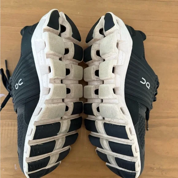 On Running Black Cloudswift Shoes - Picture 4 of 6